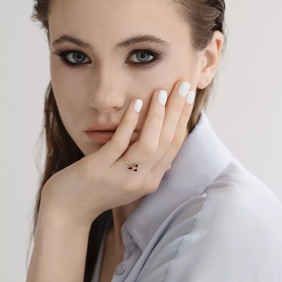 0.06 CT Pırlanta Taşlı ve Kırmızı Mineli Rose Altın Yüzük