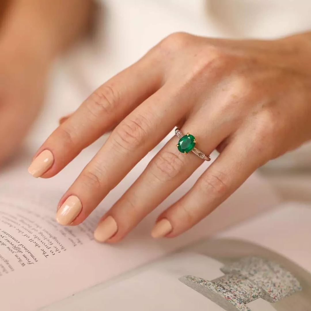 Lush Zümrüt ve Baget Kesim Pırlanta Taşlı Beyaz Altın Yüzük