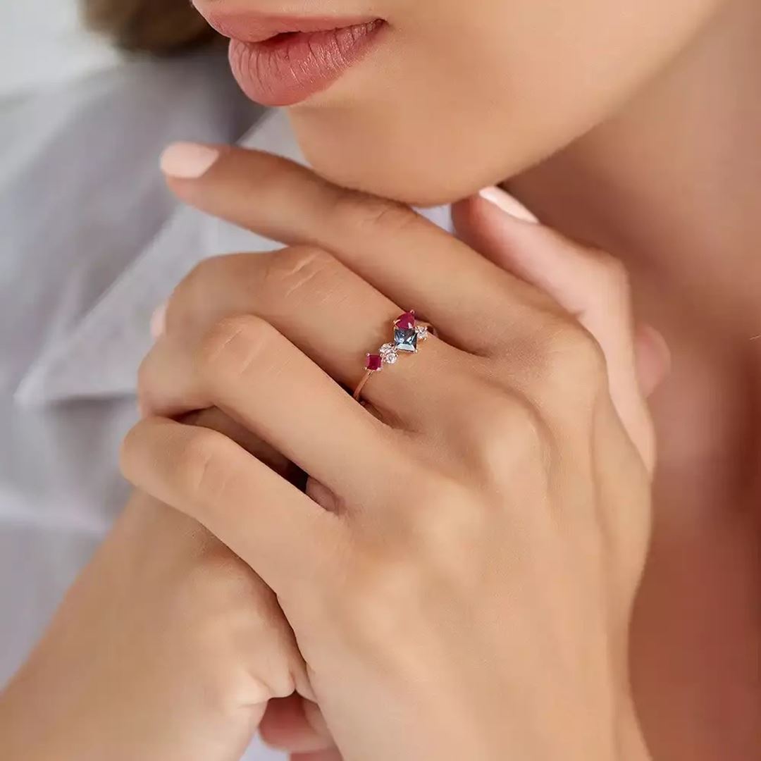 Silva 0.97 CT Yakut ve Multicolor Safir Taşlı Rose Altın Yüzük