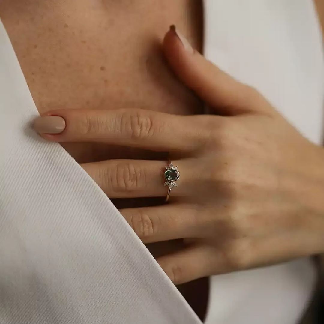 1.15 CT Green Safir ve Markiz Kesim Pırlanta Taşlı Sarı Altın Yüzük