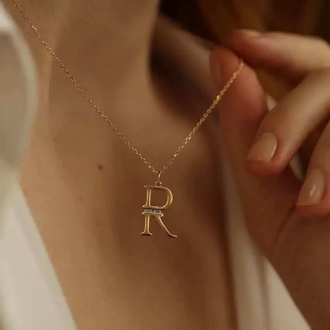 R Harf Baget Pırlanta Taşlı Rose Altın Kolye