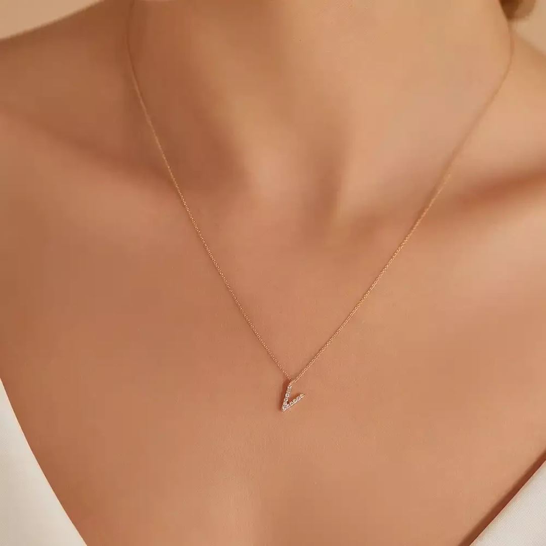 V Harf 0.08 CT Pırlanta Taşlı Rose Altın Kolye