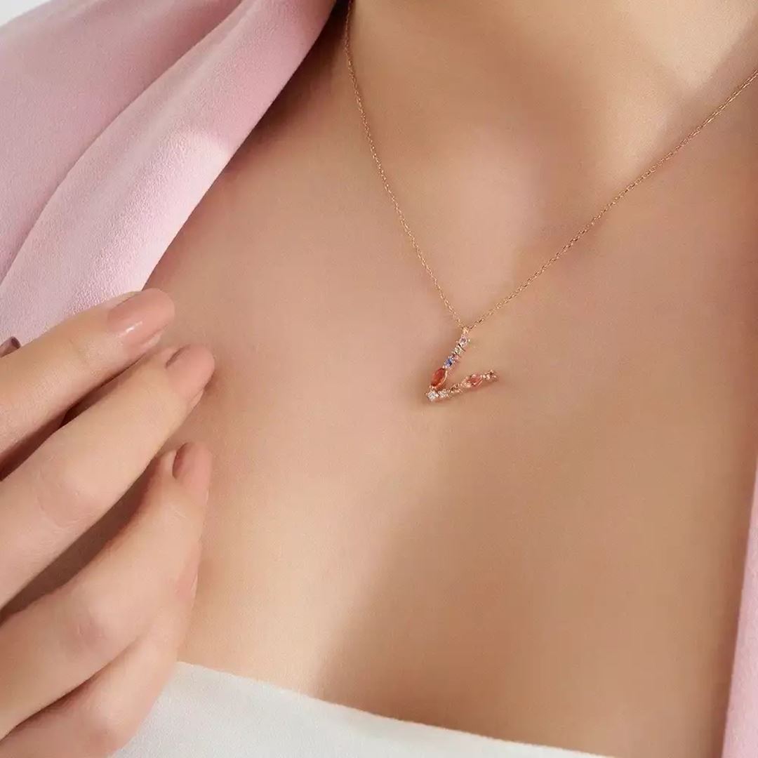 V Harf Brown Pırlanta ve Multicolor Safir Taşlı Rose Altın Kolye
