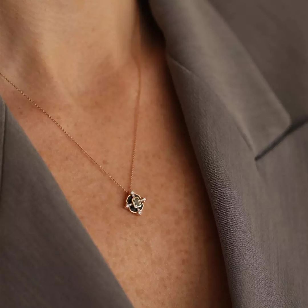 Antares Pırlanta ve Light Green Safir Taşlı, Siyah Mineli Kolye