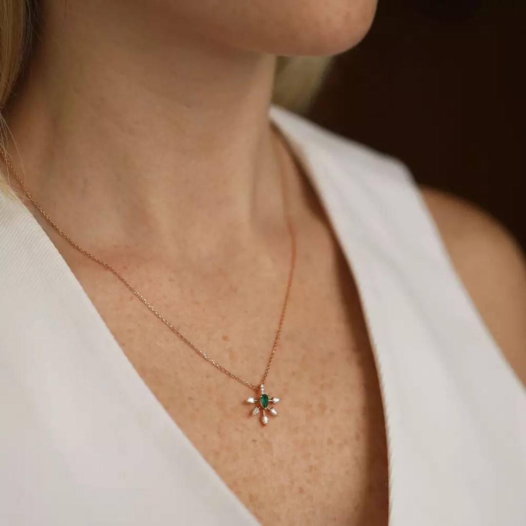 Capella Zümrüt ve Pırlanta Taşlı Rose Altın Kolye