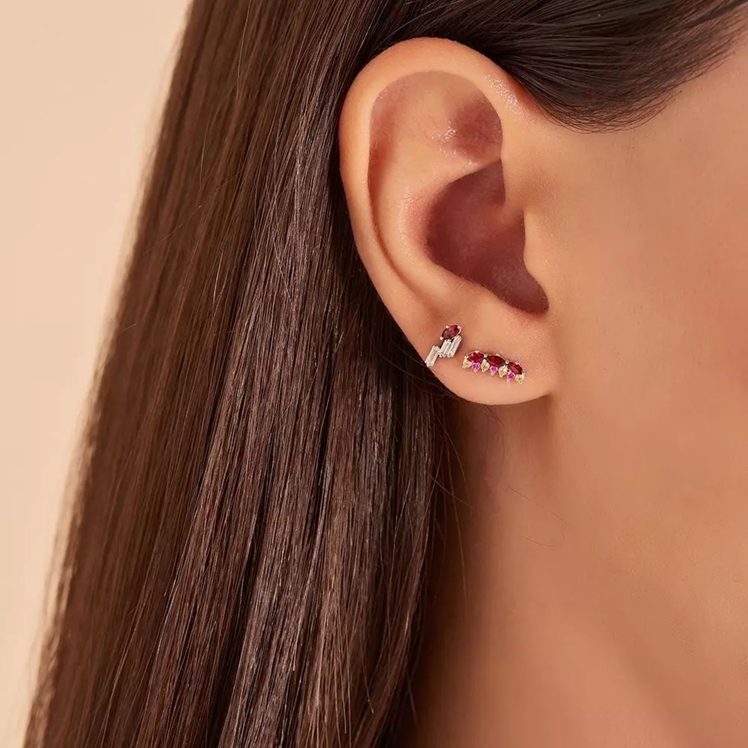 Ethos Red Safir ve Baget Pırlanta Taşlı Beyaz Altın Tek Küpe