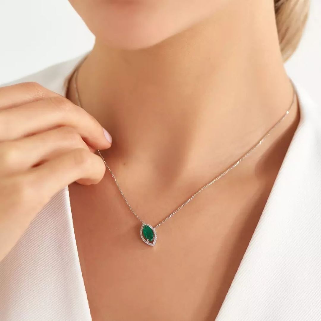 Shuttle Markiz Kesim Zümrüt ve Pırlanta Taşlı Beyaz Altın Kolye