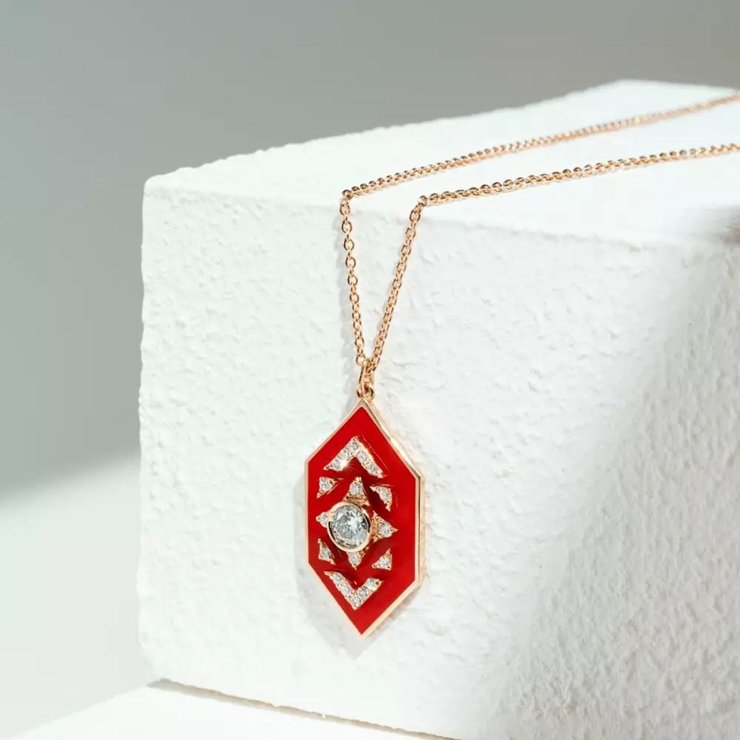 Shield Pırlanta Taşlı ve Kırmızı Mineli Kolye