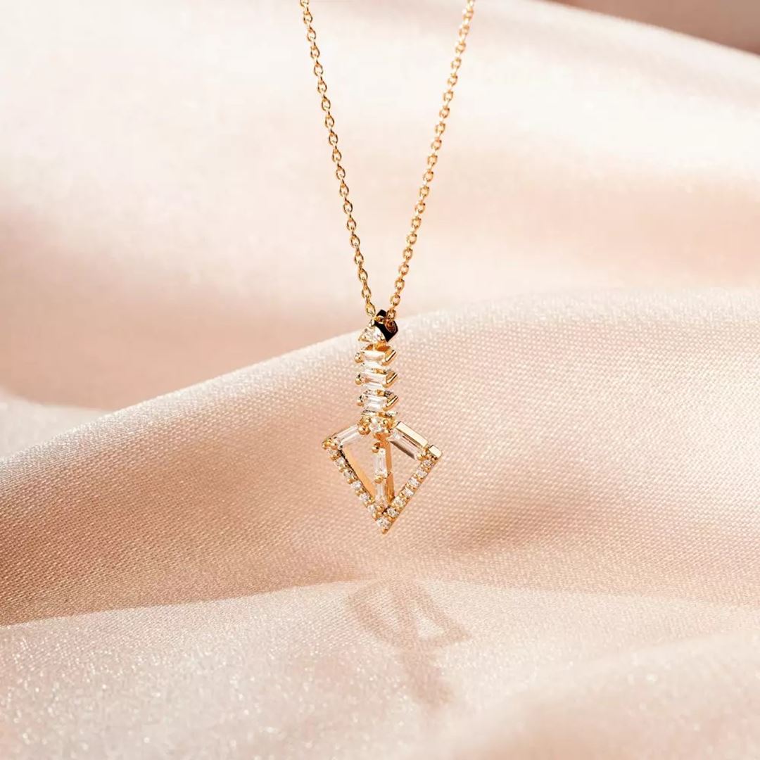 Empire Pırlanta Taşlı Rose Altın Kolye