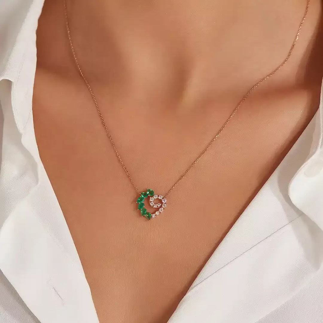 Boucle Zümrüt ve Pırlanta Taşlı Rose Altın Kolye