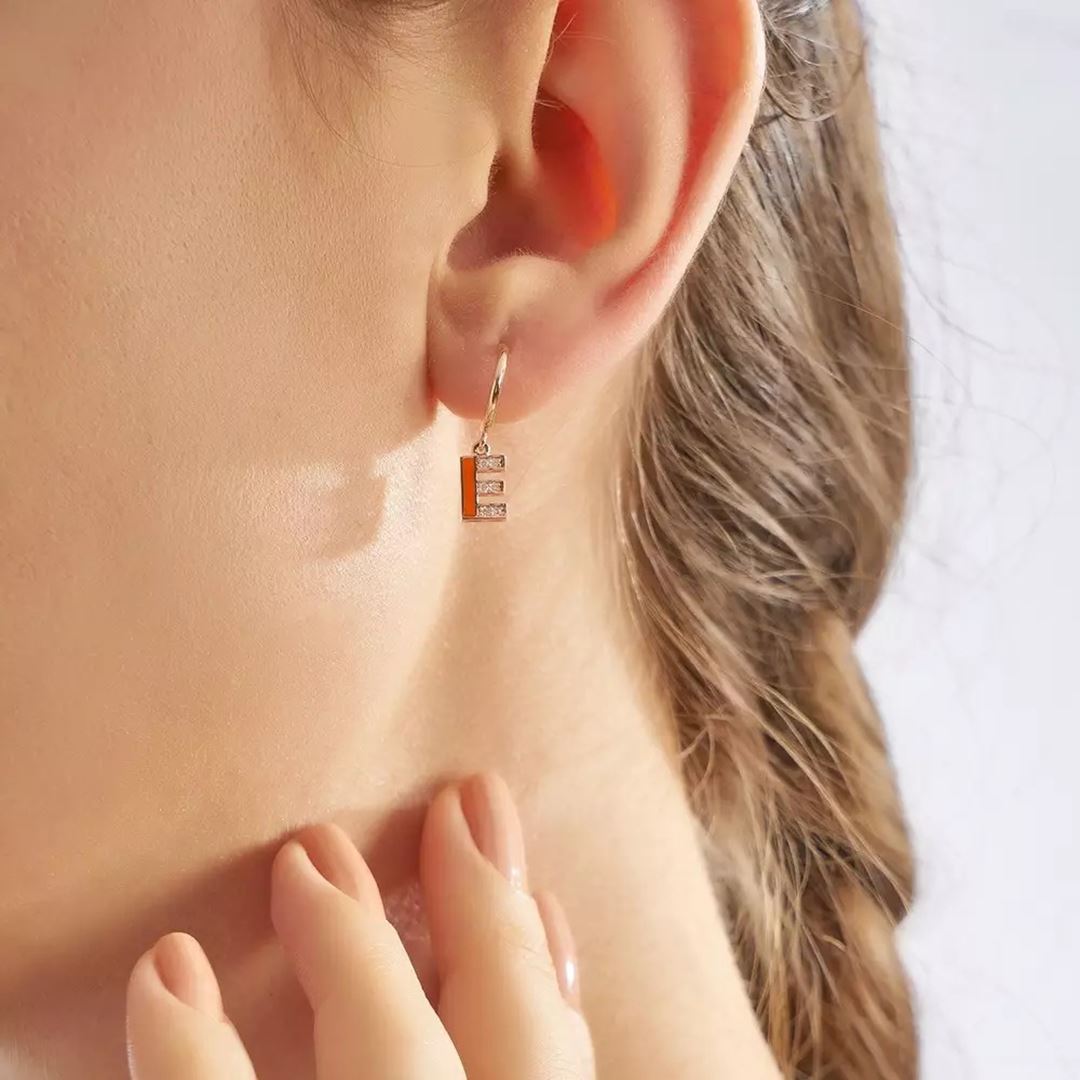 E Harf Turuncu Mineli ve Pırlanta Taşlı Tek Küpe