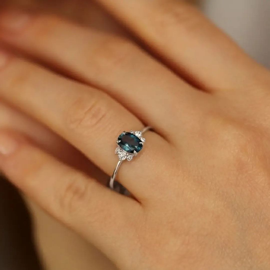 0.98 CT London Blue Topaz ve Pırlanta Taşlı Beyaz Altın Yüzük