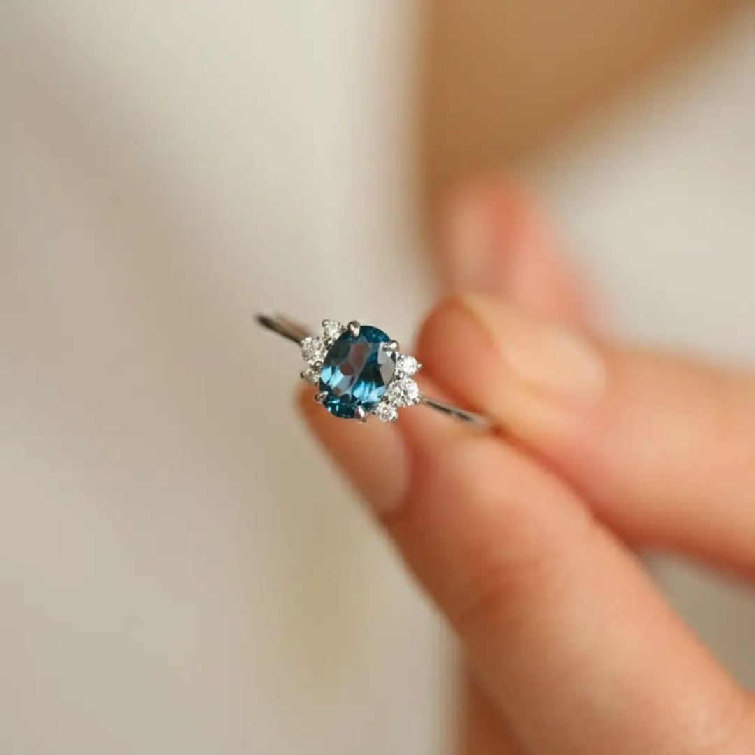 0.98 CT London Blue Topaz ve Pırlanta Taşlı Beyaz Altın Yüzük