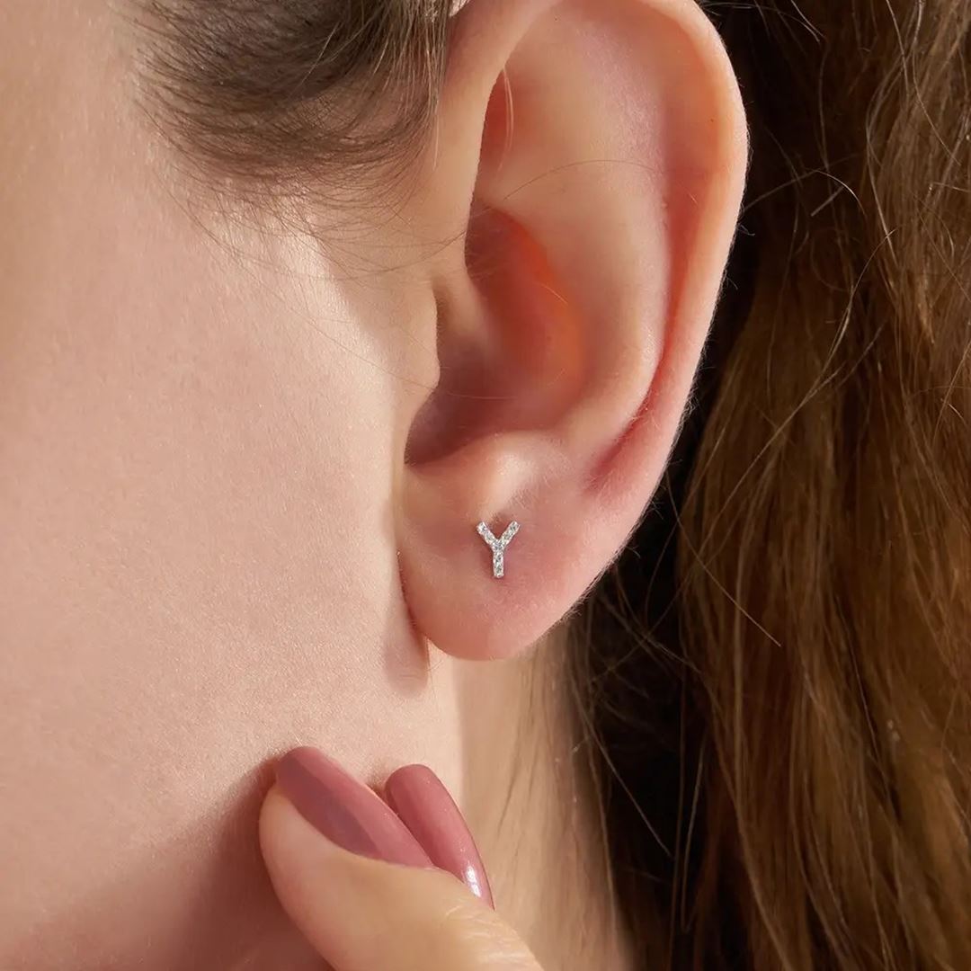 Y Harf Pırlanta Taşlı Beyaz Altın Piercing