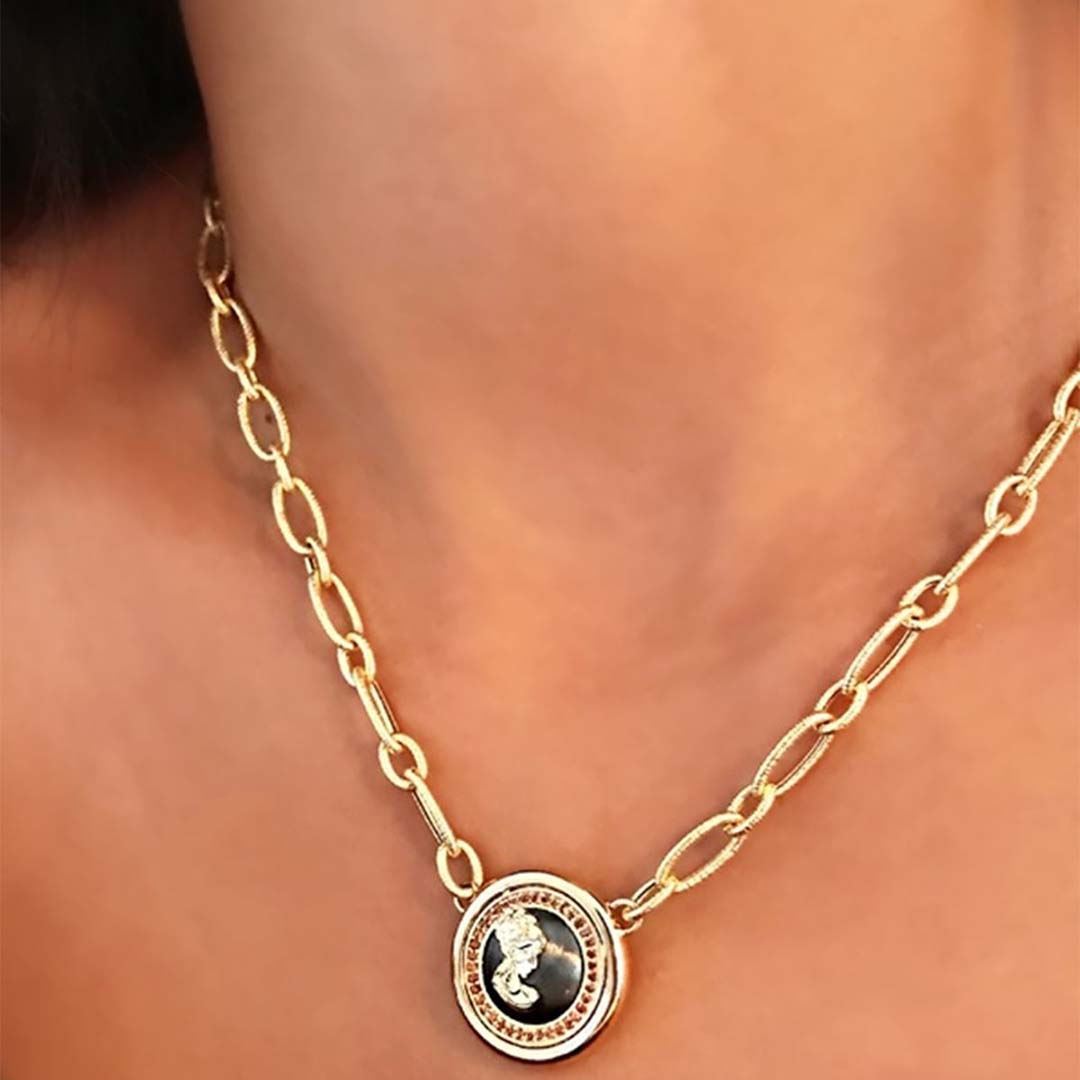 Kadın Figürlü İthal Kolye Y00935