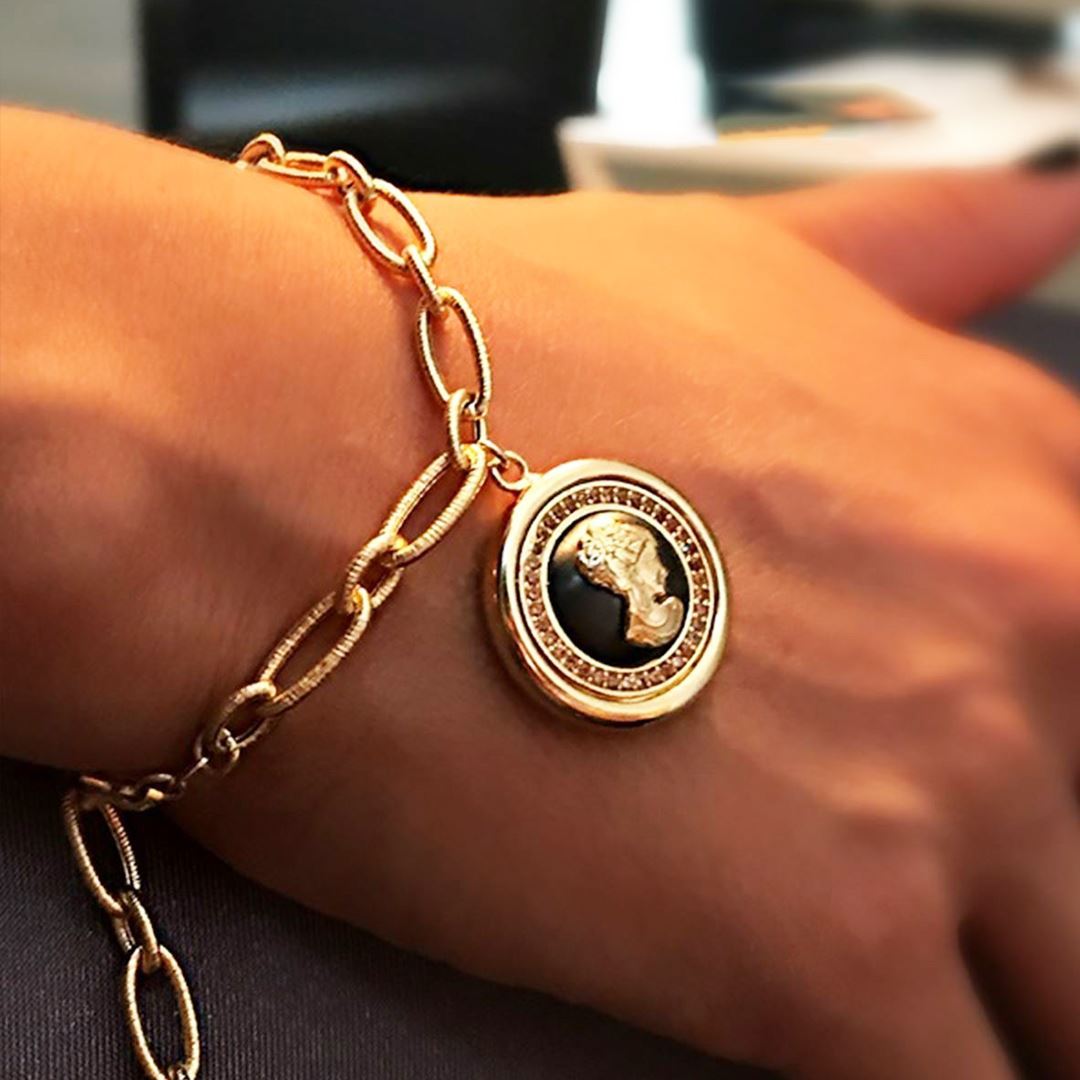 Kadın Figürlü İthal Bileklik Y00939