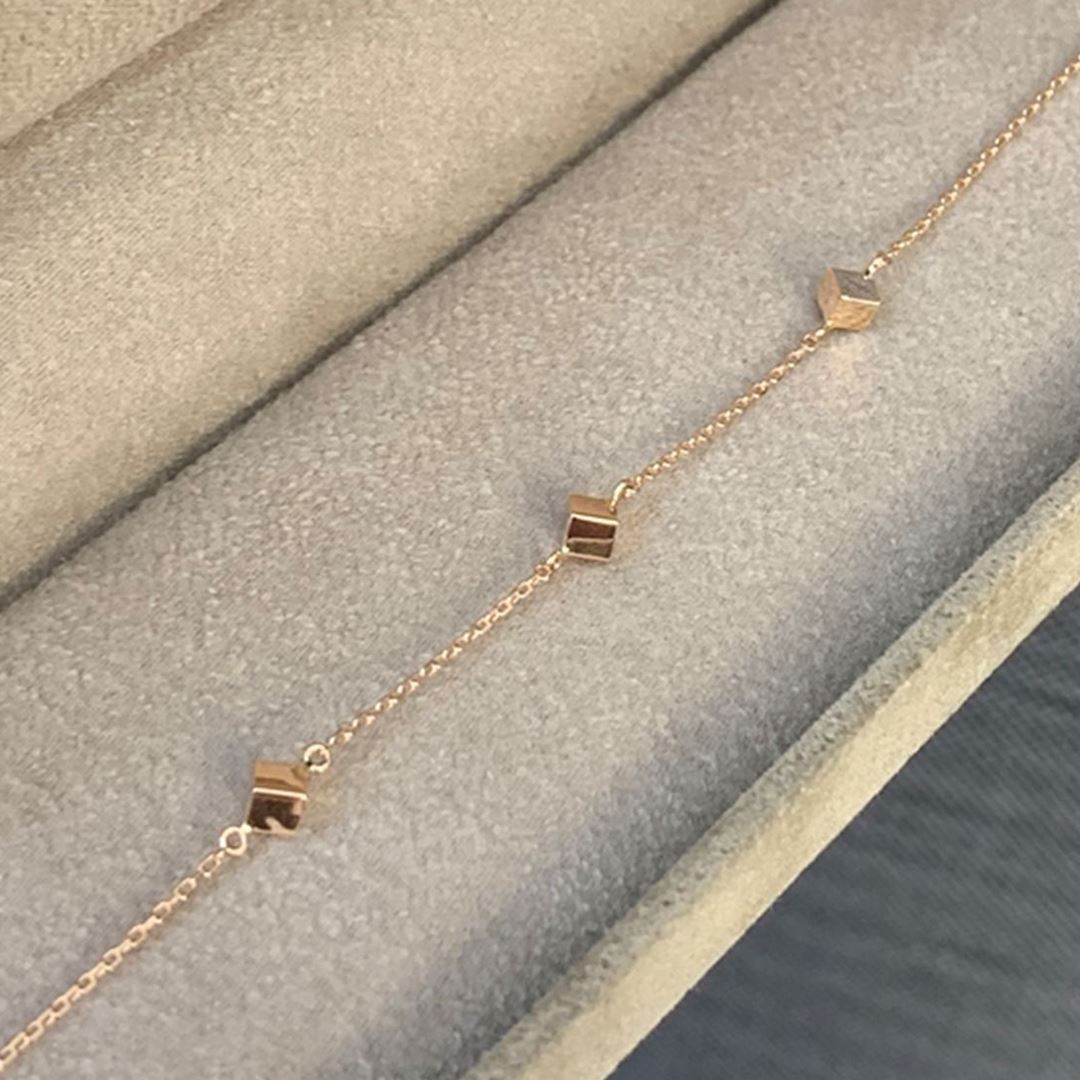 Küp Model Bileklik Y00568