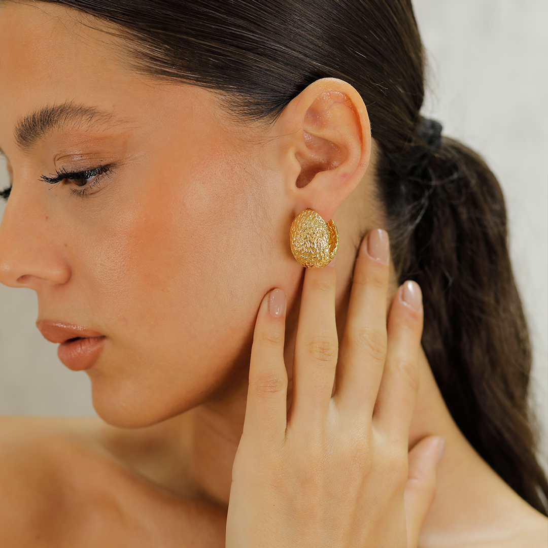 Doku Detaylı Altın Küpe B0009