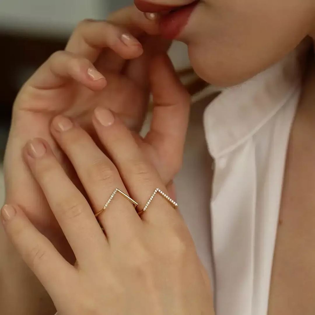 0.09 CT Pırlanta Taşlı Sarı Altın Minimal V Yüzük