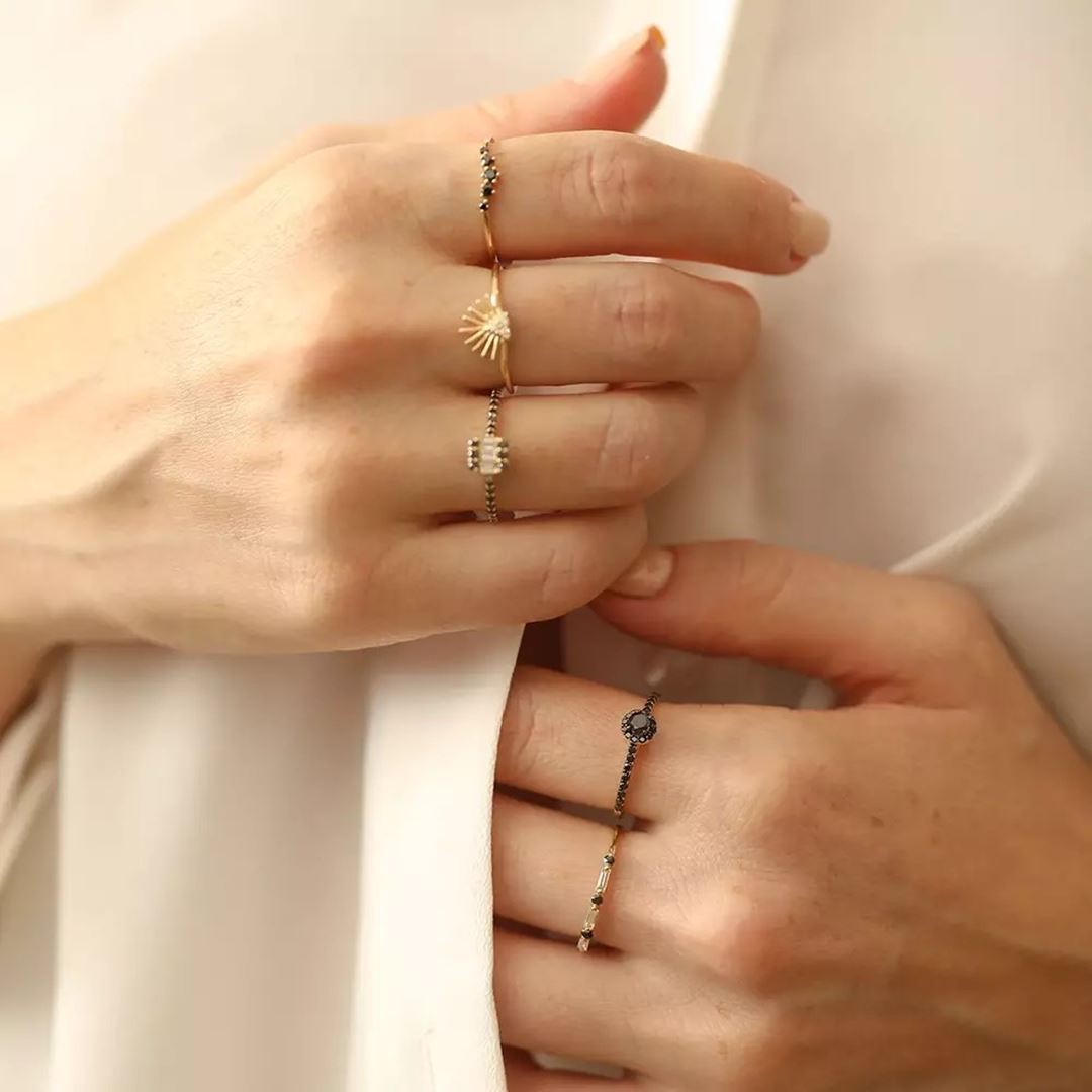 0.25 CT Siyah Pırlanta ve Baget Pırlanta Taşlı Sarı Altın Yüzük