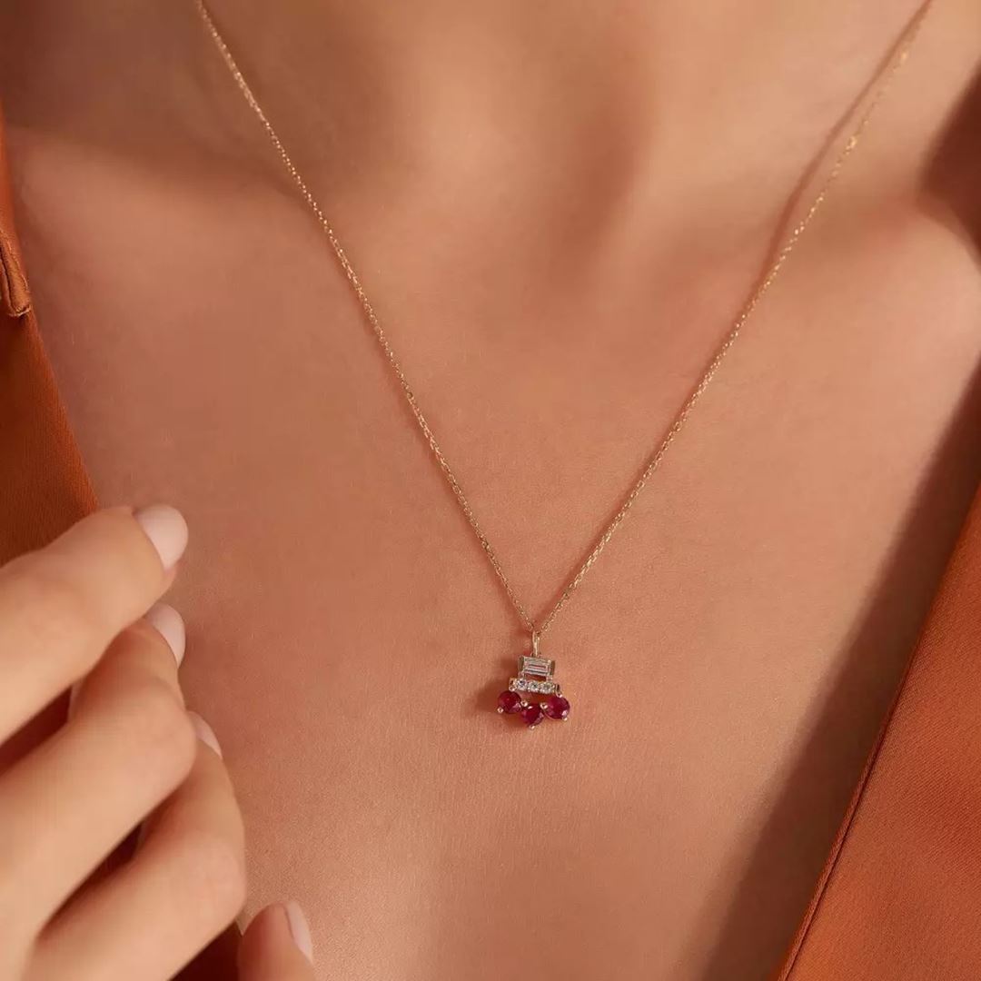 Pathy Baget Kesim Pırlanta ve Yakut Taşlı Rose Altın Kolye