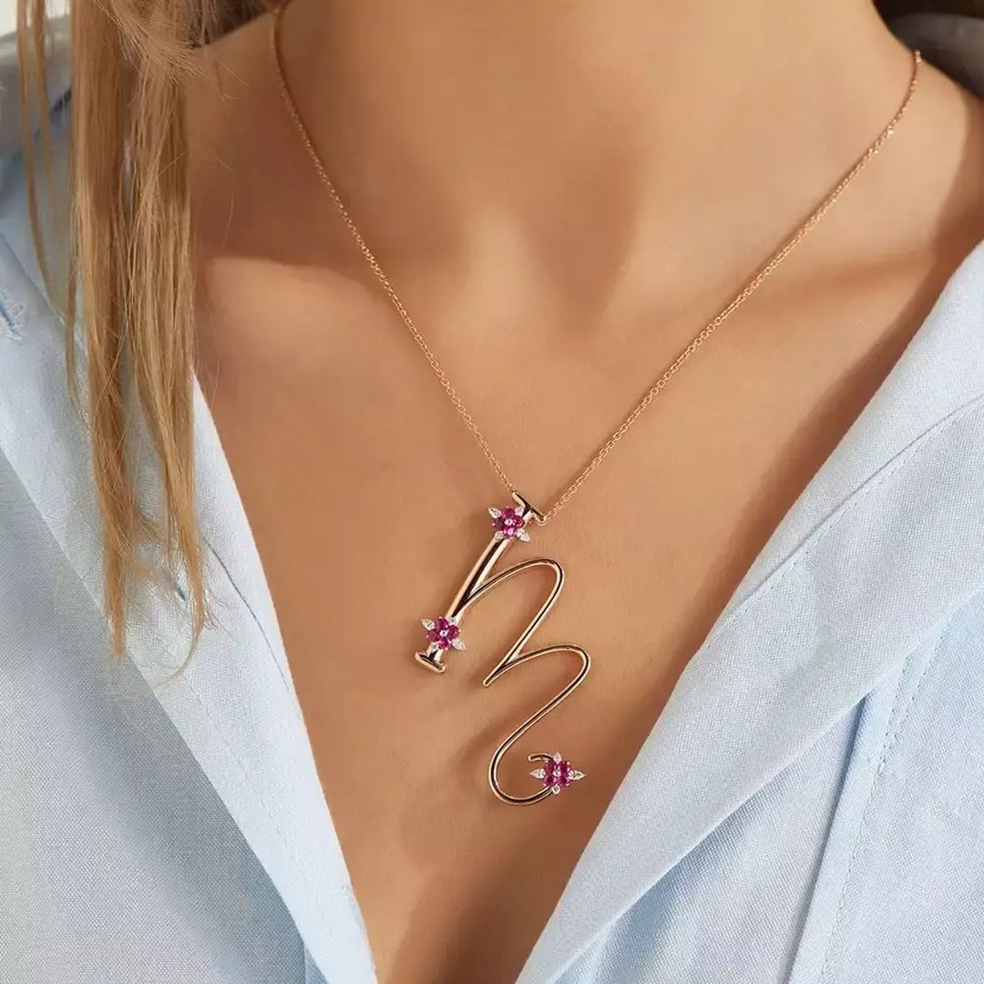 M Harf Yakut ve Pırlanta Taşlı Çiçek Detaylı Rose Altın Kolye