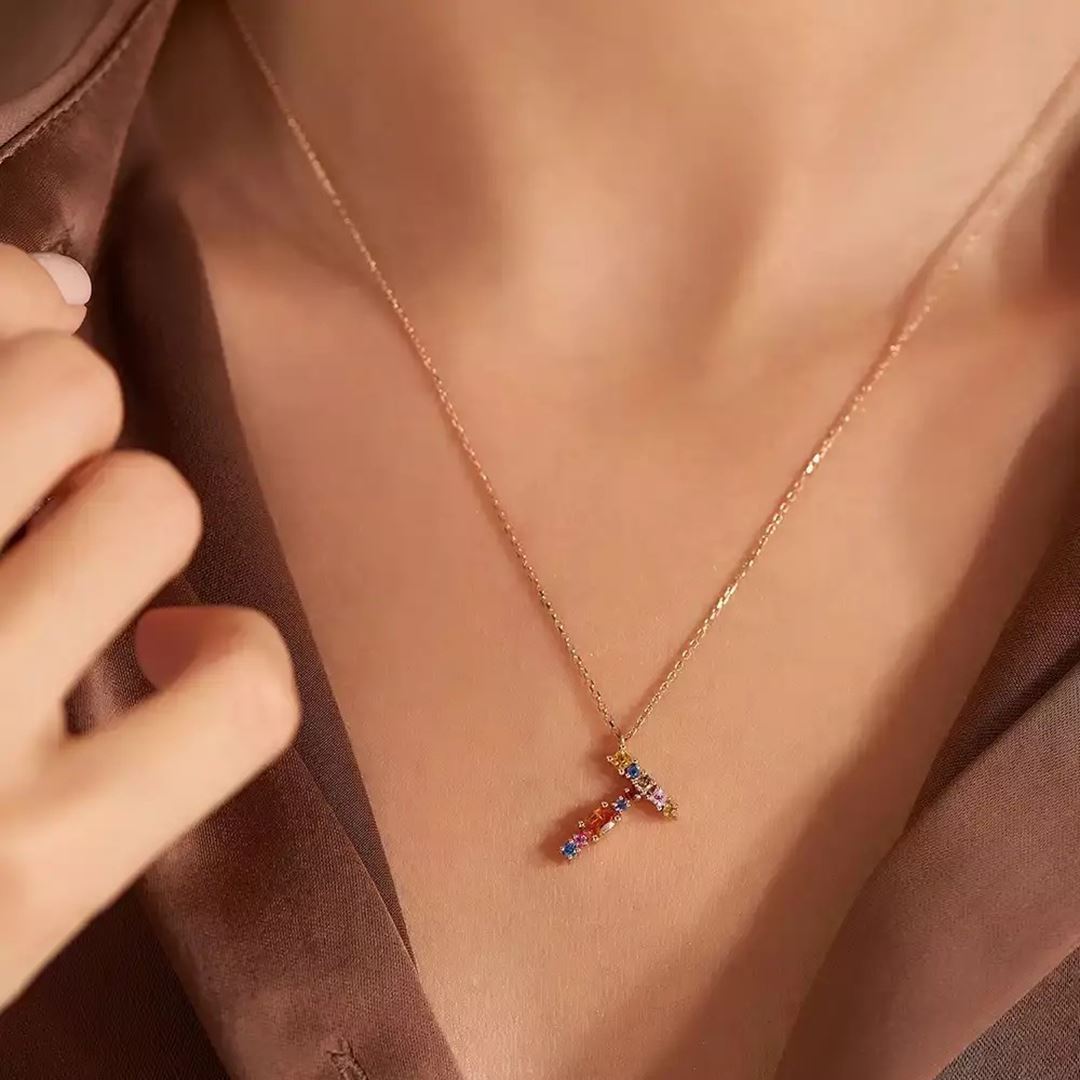 T Harf Brown Pırlanta ve Multicolor Safir Taşlı Rose Altın Kolye