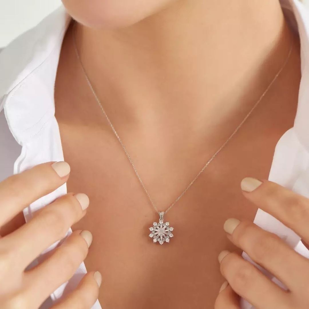 Scale Pırlanta Taşlı Beyaz Altın Kolye