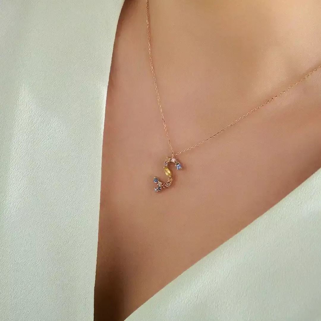 Ş Harf Brown Pırlanta ve Multicolor Safir Taşlı Rose Altın Kolye