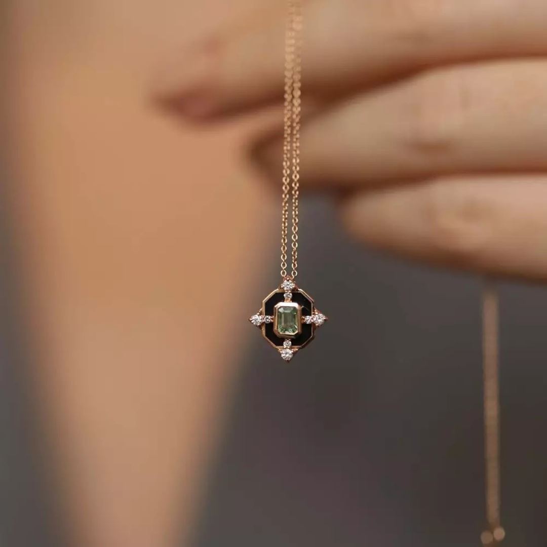 Antares Pırlanta ve Light Green Safir Taşlı, Siyah Mineli Kolye