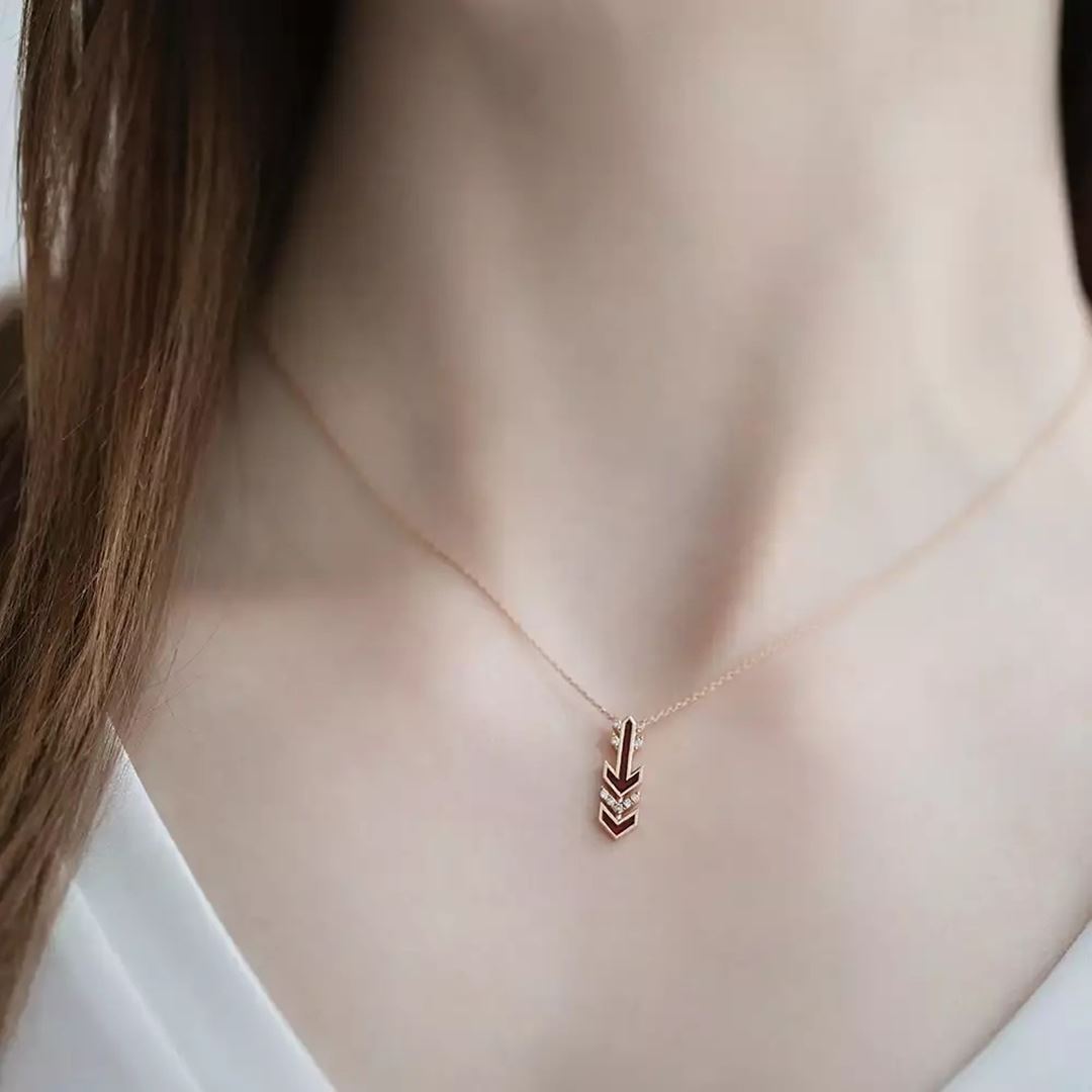 Malin Arrow Pırlanta Taşlı ve Bordo Mineli Kolye