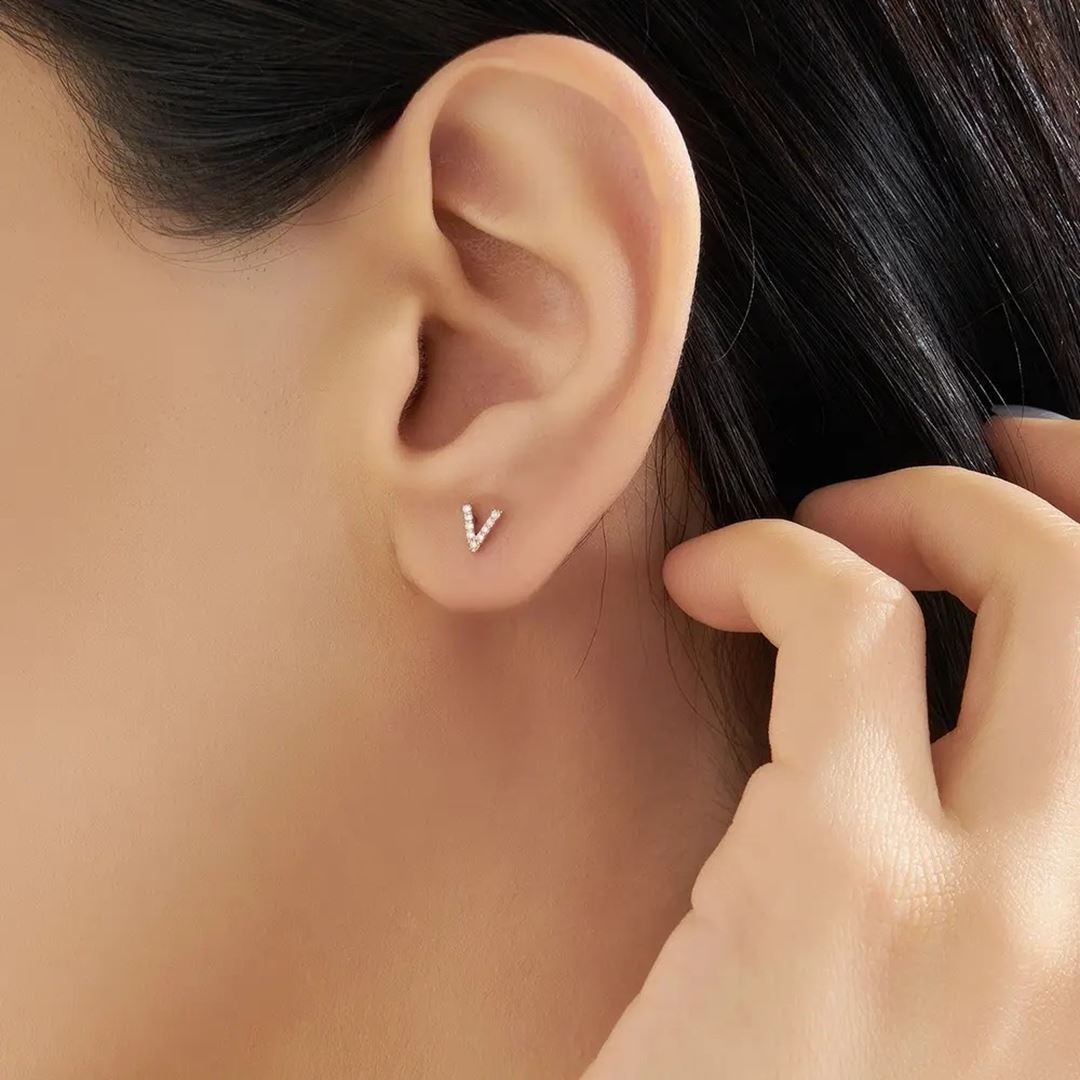 V Harf Pırlanta Taşlı Rose Altın Piercing