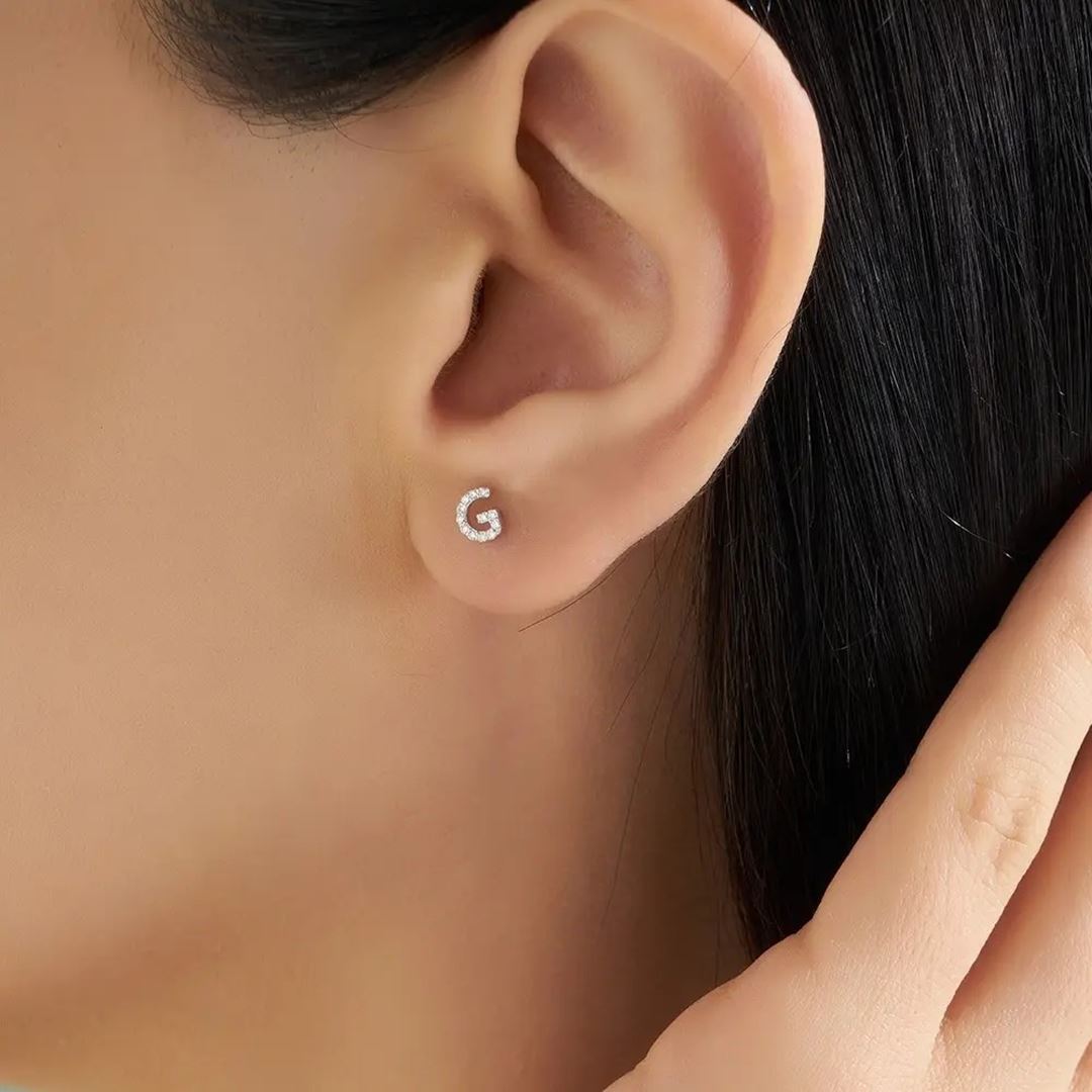 G Harf Pırlanta Taşlı Beyaz Altın Piercing