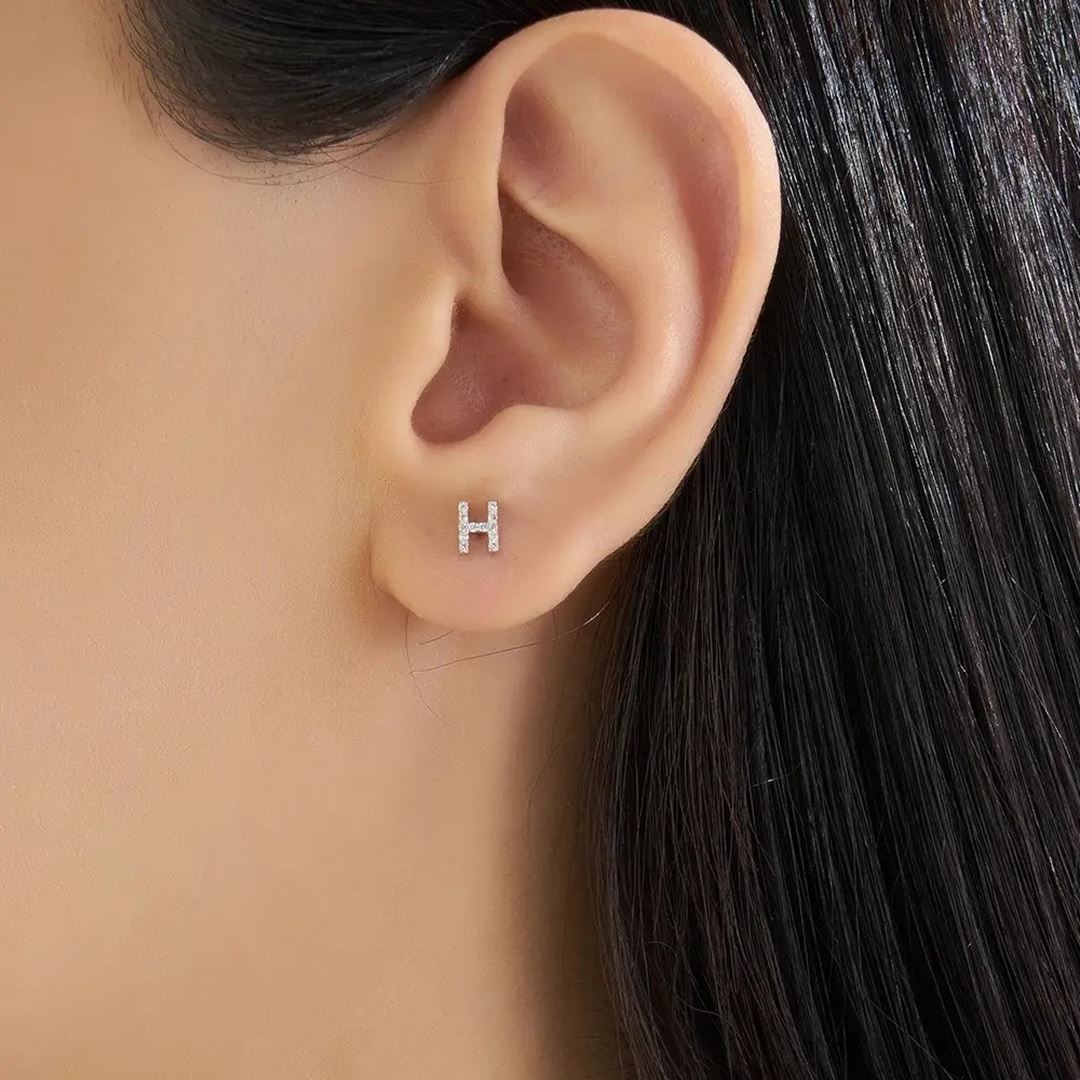 H Harf Pırlanta Taşlı Beyaz Altın Piercing