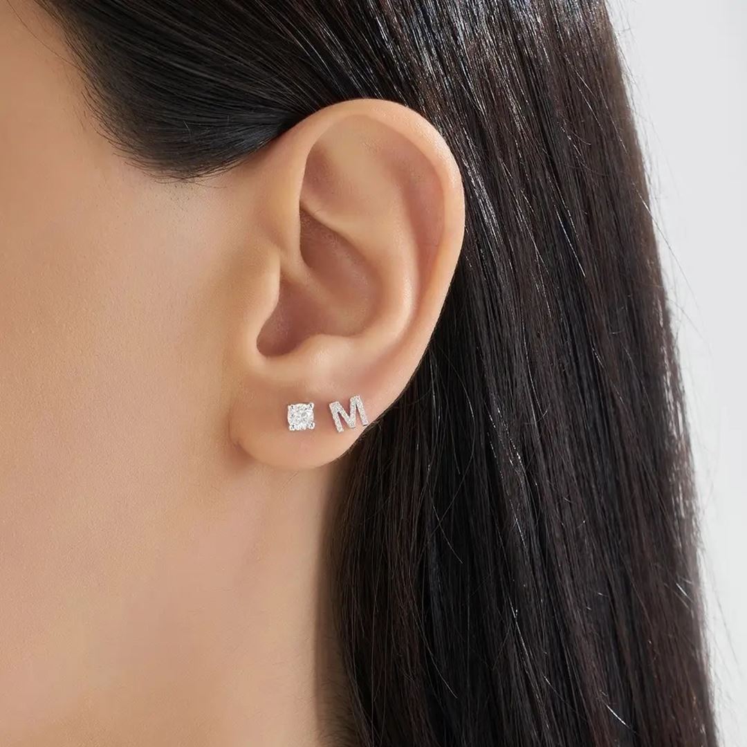M Harf Pırlanta Taşlı Beyaz Altın Piercing