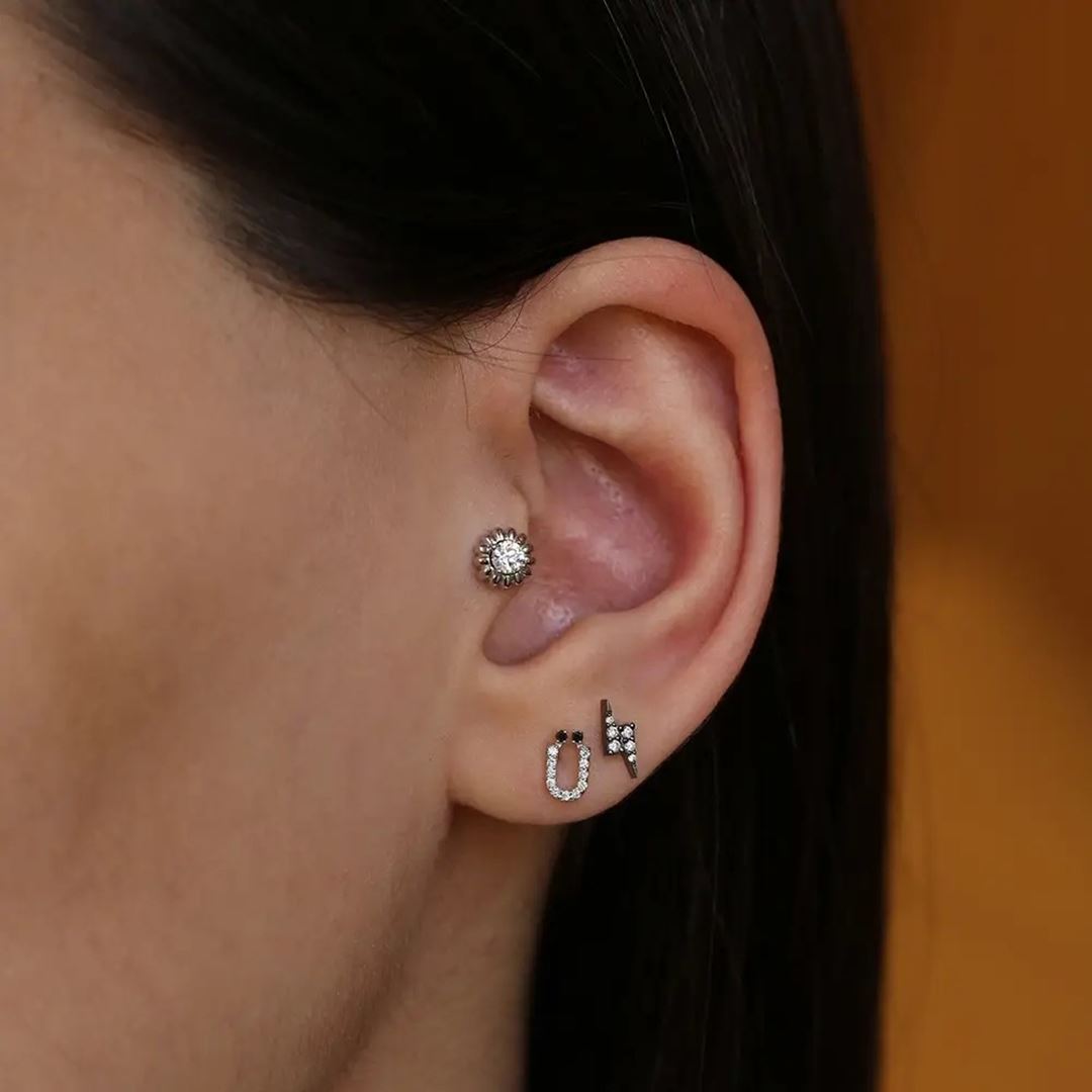 Ü Harf Pırlanta Taşlı Beyaz Altın Piercing