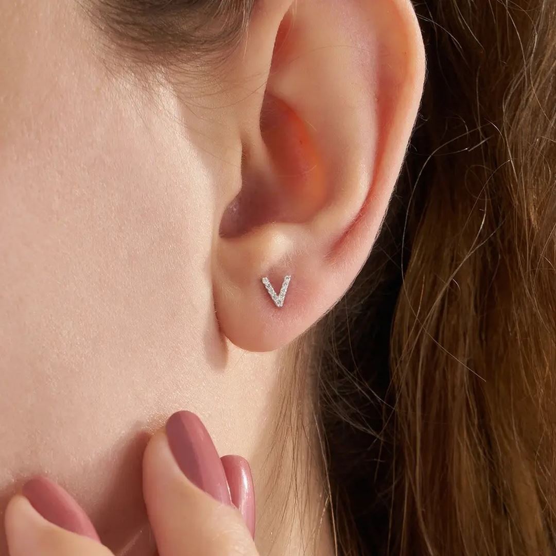 V Harf Pırlanta Taşlı Beyaz Altın Piercing